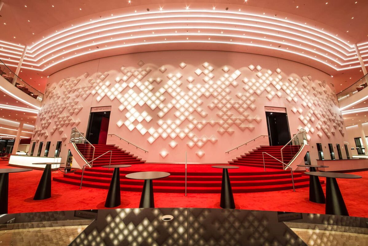 Dynamic OLED installation in the Stage Theater an der Elbe in Hamburg